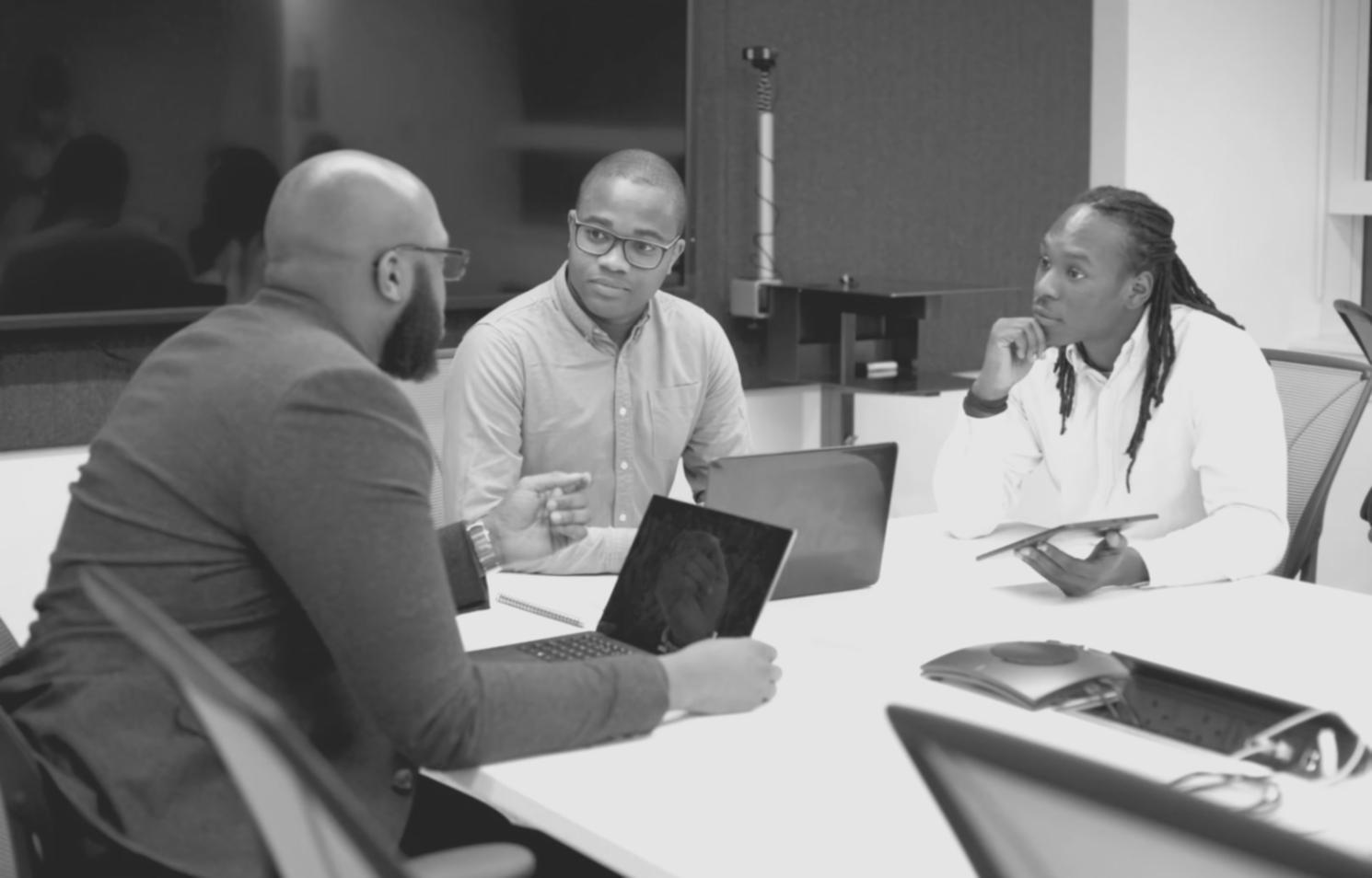 Estudiante revisando material educativo sobre finanzas